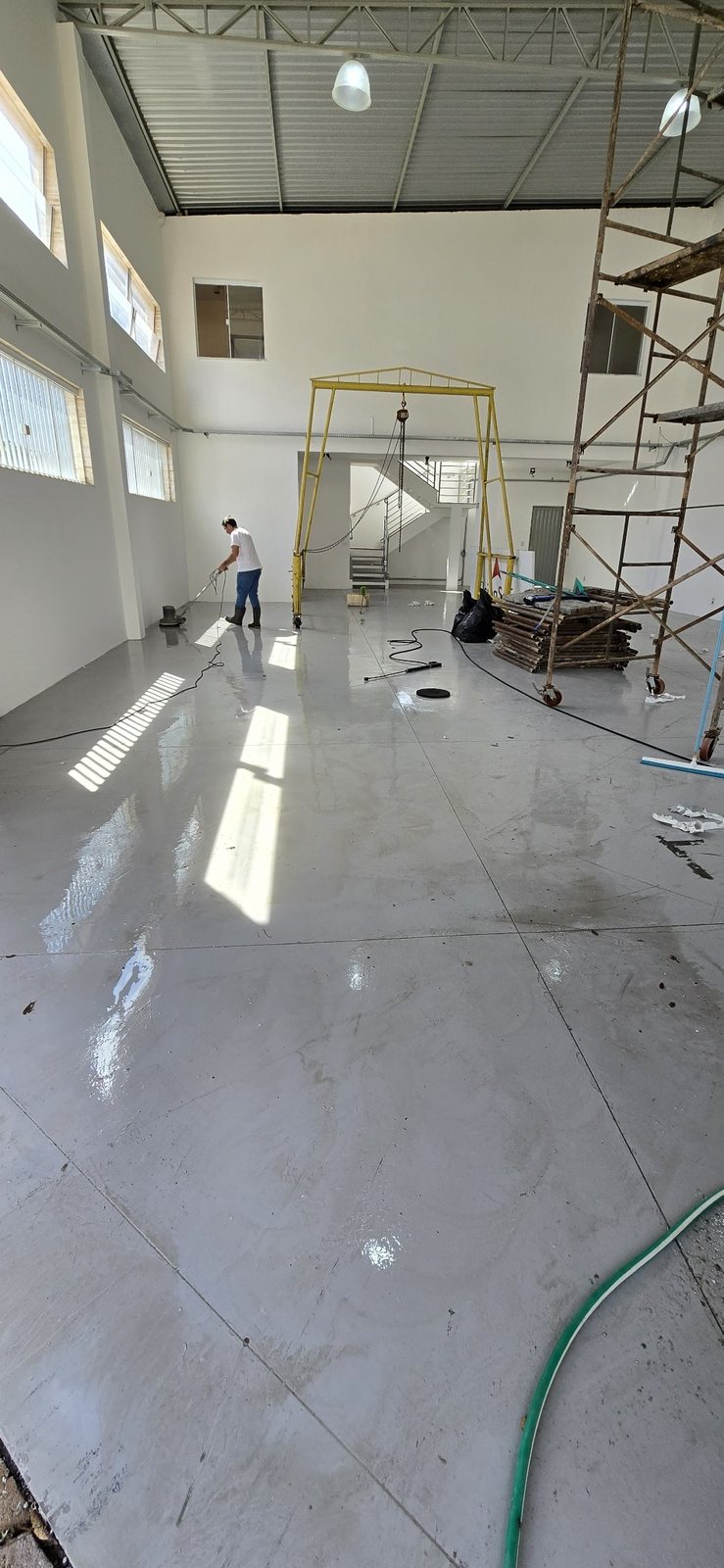 Limpeza pós-obra profissional em ambiente industrial